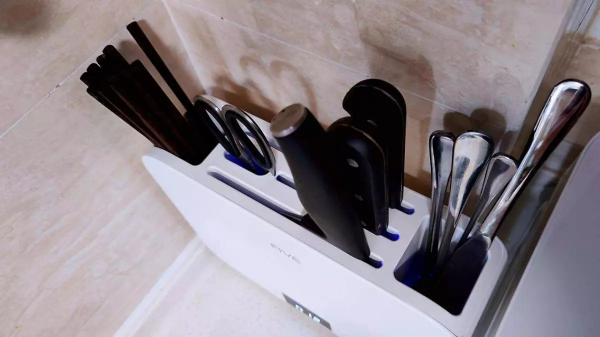 可壁掛可檯面，這臺FIVE智慧刀筷殺菌架真的不挑地兒