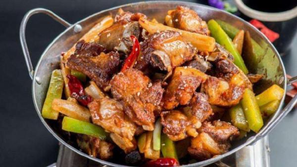 天涼了菜也冷得快，學會這兩道乾鍋菜，邊加熱邊吃很過癮，特香