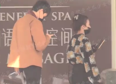 張雨綺新戀情疑曝光！與小10歲男星街頭貼身摟抱，男方五官超帥氣