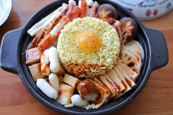 冬天別涮火鍋，試試部隊火鍋，有肉有菜有面條，好吃又暖和，超棒