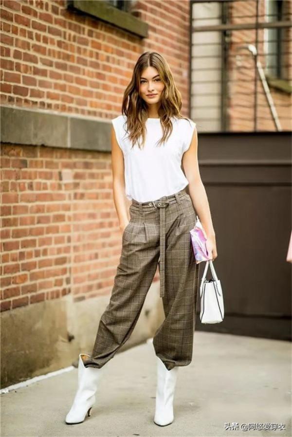 今年褲子流行“穿寬不穿緊”，穿著舒適又顯瘦，腿粗+胯寬的福音
