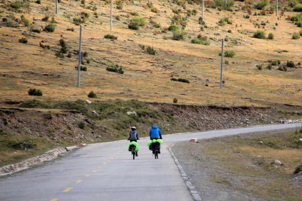 川藏騎行意義何在？13驢友雨中起爭執，結果太氣人