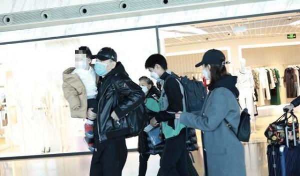 蔣勤勤一家四口走機場，15歲長子眉眼深邃變帥哥，小兒子顯秀氣