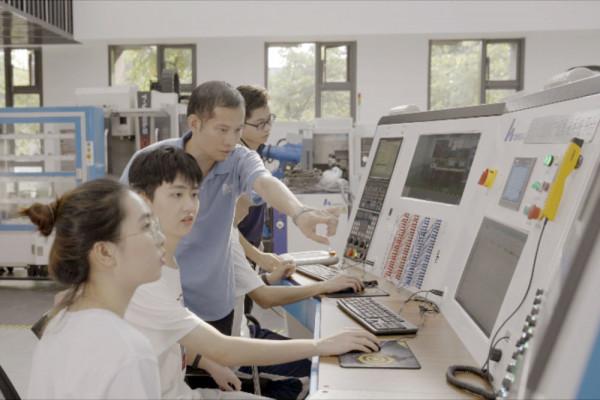 這所大學的校友何以佔據新能源汽車界“半壁江山” 這所大學的校友何以佔據新能源汽車界“半壁江山”