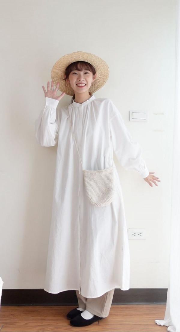 這樣穿洋裝超百搭超可愛!純白連身裙+針織背心重複穿搭 這樣穿洋裝超百搭超可愛!純白連身裙+針織背心重複穿搭