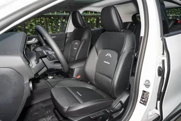 福克斯Active：搭載1&period;5T&plus;8擋手自一體，外觀運動，適合年輕人