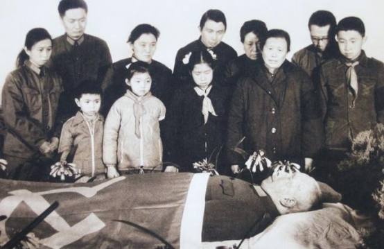 1969年，粟裕公務繁忙，拜託許世友幫忙照顧老母親，最後如何？