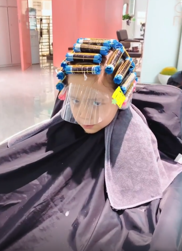 鄧莎8歲兒子燙頭！大麟子五官長開酷似媽媽，五官清秀被贊像吳磊