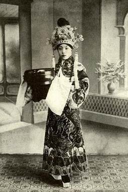 福芝芳16歲嫁給梅蘭芳，對大夫人畢恭畢敬，為何偏偏容不下孟小冬