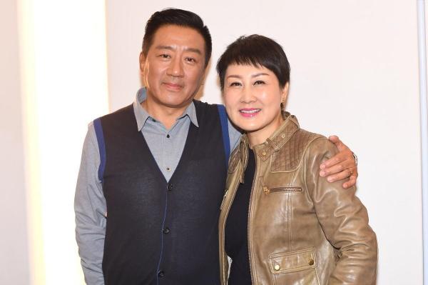 張凱麗真有魅力,穿棕色皮衣配牛仔褲活力滿滿,中年女性穿搭範本 張凱麗真有魅力,穿棕色皮衣配牛仔褲活力滿滿,中年女性穿搭範本