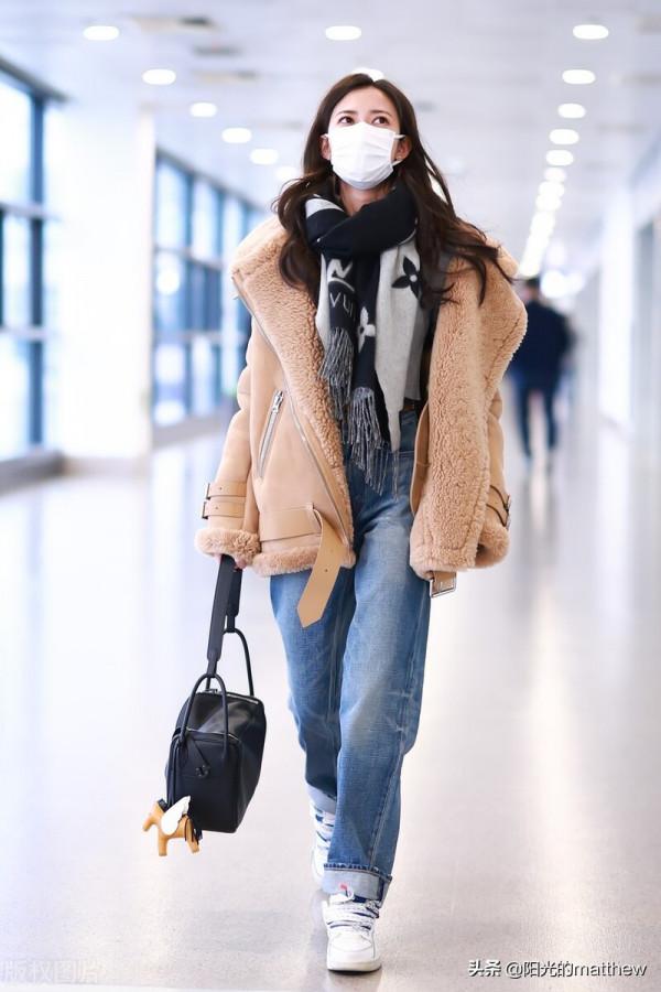 陳鈺琪身著翻毛皮大衣搭淺色牛仔褲簡單大方又不失時尚風格