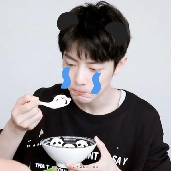 這是誰家的小可愛明明是小熊貓還沒睡好就被拉起來吃飯,你們壞懷 這是誰家的小可愛明明是小熊貓還沒睡好就被拉起來吃飯,你們壞懷