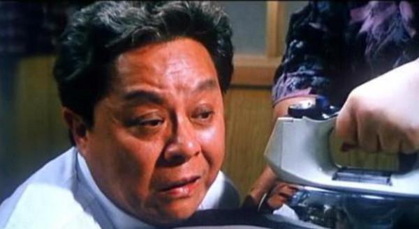 2006年董驃去世，葬禮上成龍曾志偉扶靈，四妻七子為何不爭奪遺產