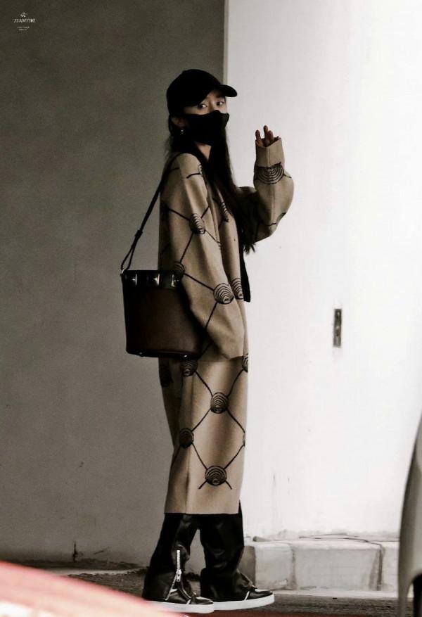 楊冪機場新造型，酷颯隨性秋日風滿滿