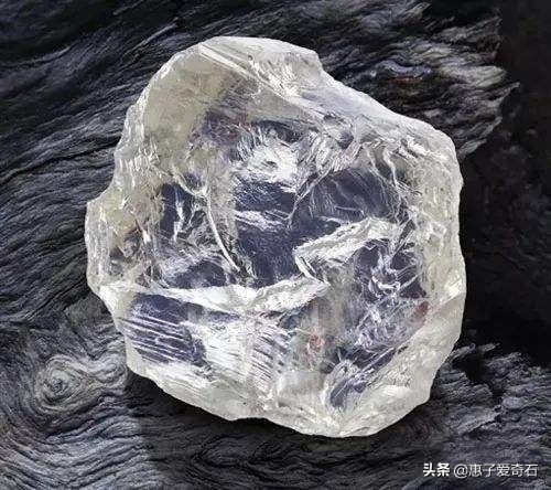 長江流域奇石玉石大全，其中一塊石頭以199萬成交