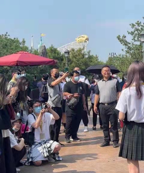 盤點環球影城偶遇明星生圖,白敬亭似商務精英,林依輪兼職賣貨? 盤點環球影城偶遇明星生圖,白敬亭似商務精英,林依輪兼職賣貨?
