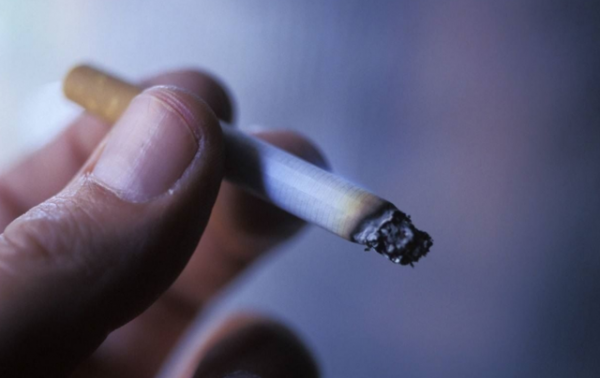 長期抽菸的男性，過了45歲，若能輕鬆完成4個動作，或身體還不錯