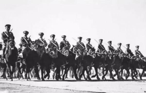 八路軍即將被包圍，一隊騎兵趕來援救，而來者張明堂卻是昨日仇敵