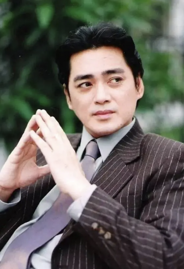 湯鎮宗：弟弟是湯鎮業，至今無緋聞，將普通妻子寵成了寶