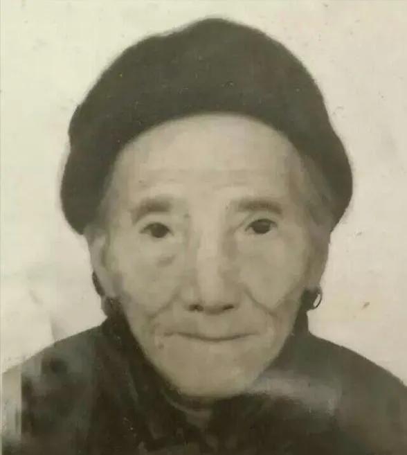 紅軍以為她犧牲了，烈士陵園立了墓碑，50多年後，73歲的她回來了