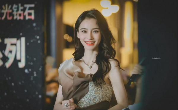 Angelababy生圖曝光,又被網友誇上熱搜!稱比精修美太多 Angelababy生圖曝光,又被網友誇上熱搜!稱比精修美太多