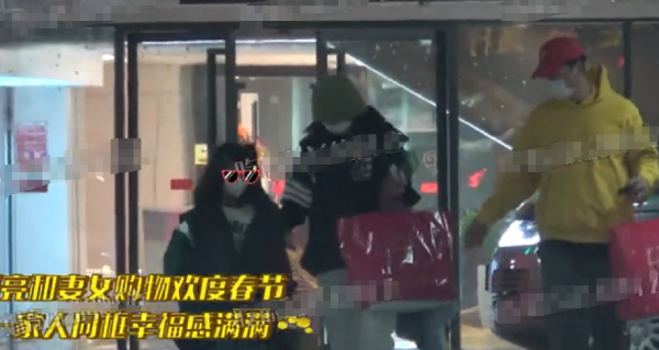 張亮與前妻複合添錘！一家人逛街其樂融融，男方站車旁貼心等寇靜