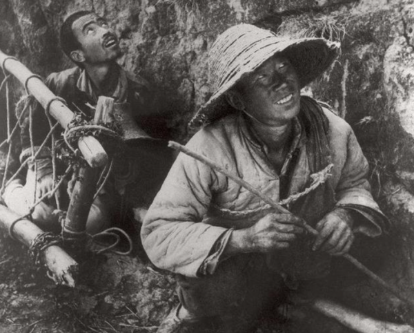 “烈士”來到自己的墓碑前，痛哭不止，感嘆：我從英雄變成了狗熊