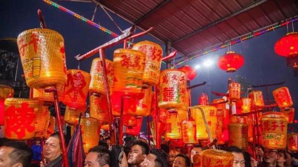 西峪傳奇之十一.妙莊王老來得子,王宮上下張燈結綵 西峪傳奇之十一.妙莊王老來得子,王宮上下張燈結綵