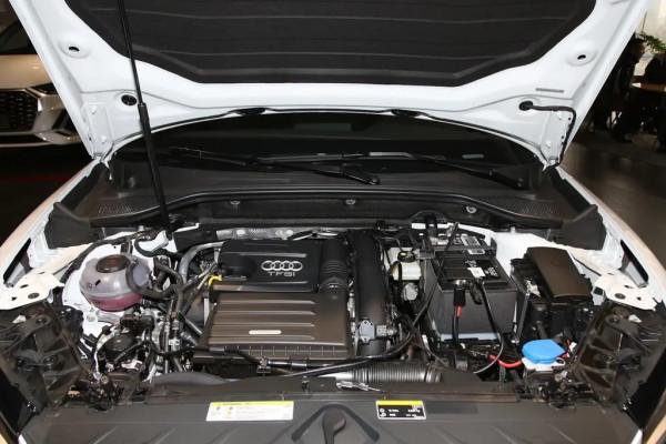 同樣標配運動套件，奧迪Q2L選中配還是高配，高配的配置差異不大