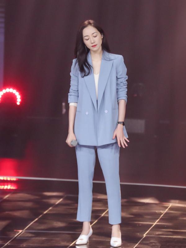 37歲韓雪和33歲袁姍姍,同穿霧霾藍西裝,不是年輕就能贏的 37歲韓雪和33歲袁姍姍,同穿霧霾藍西裝,不是年輕就能贏的