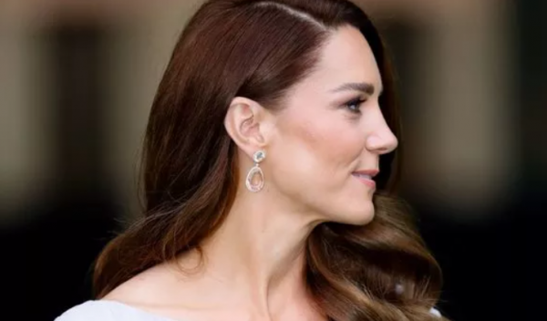 凱特被發現為出席典禮連夜做了眉毛微整,完美妝容讓專家讚不絕口 凱特被發現為出席典禮連夜做了眉毛微整,完美妝容讓專家讚不絕口