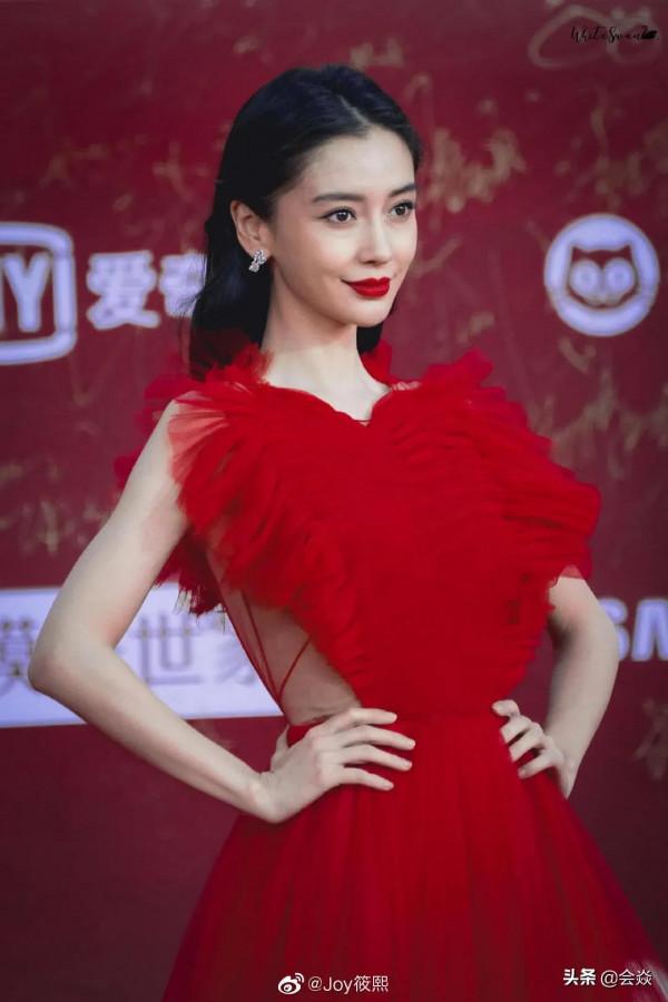 北影節開幕紅毯爭奇鬥豔：佟麗婭白色羽毛長裙，楊穎紅心禮服裙