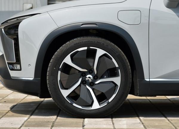 終身質保，最低續航415km，46.8萬起售的蔚來ES8，實力究竟如何？