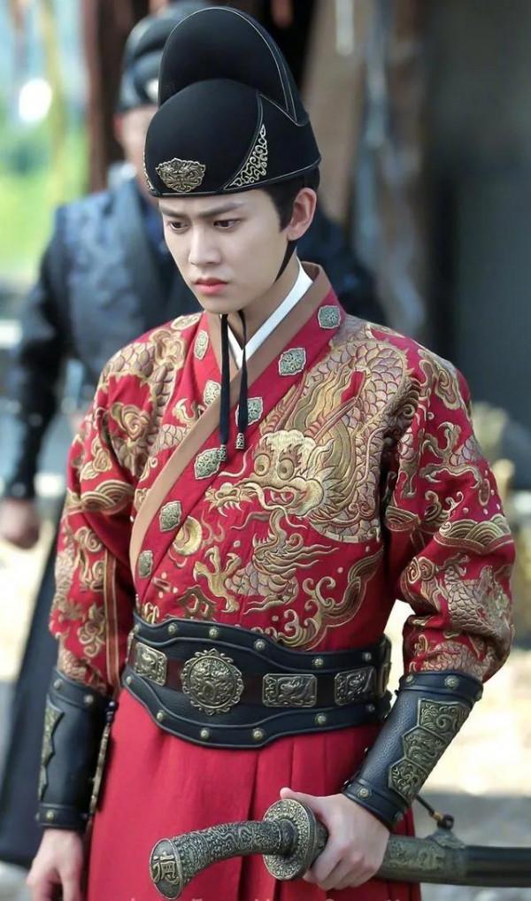 誰說大紅太俗氣?這6位紅衣造型又酷又颯,歪頭殺邪媚直擊觀眾心 誰說大紅太俗氣?這6位紅衣造型又酷又颯,歪頭殺邪媚直擊觀眾心