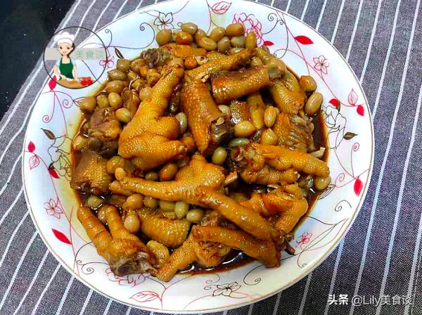 它倆一起煮是絕配，燜一燜鮮美極了，女人下飯男人下酒，越啃越香