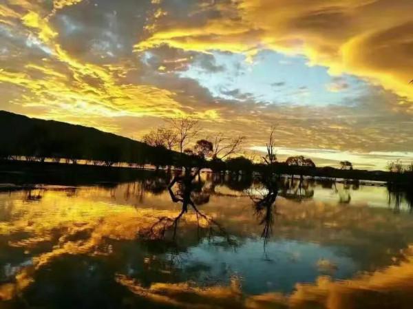 雲南黃龍潭美麗的火燒雲