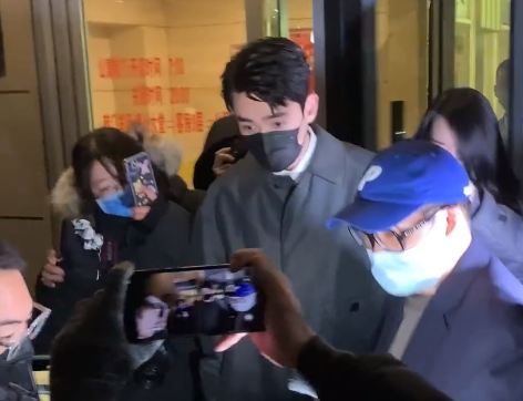 春晚第五次聯排來了！眾星低調進出，李宇春穿裙子鄧超自帶咖啡