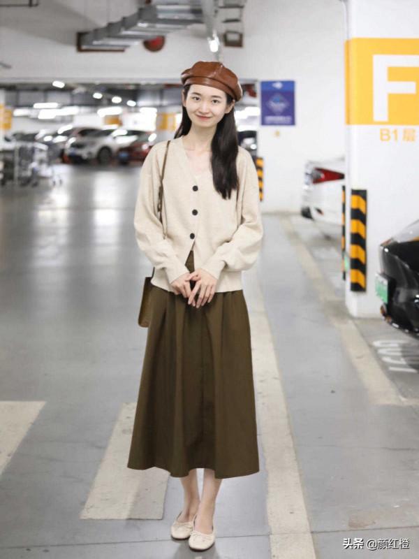 今年秋天流行穿“針織衫”,搭配黑色西裝褲灑脫時髦,優雅大方 今年秋天流行穿“針織衫”,搭配黑色西裝褲灑脫時髦,優雅大方