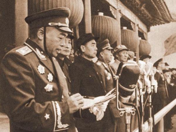 1955年全軍授銜，彭總對此人的軍銜不滿，指示：必須要降一級才行