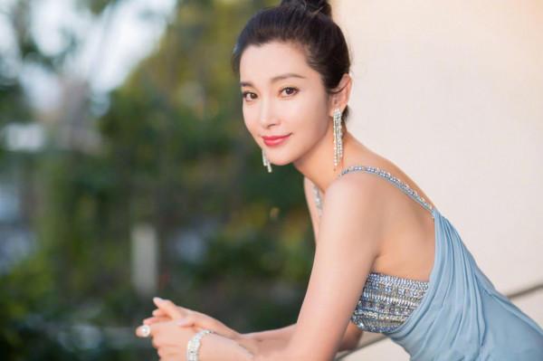 至今未婚的10位大齡女星,最大62歲最小42歲,皆有難以言說的苦衷 至今未婚的10位大齡女星,最大62歲最小42歲,皆有難以言說的苦衷