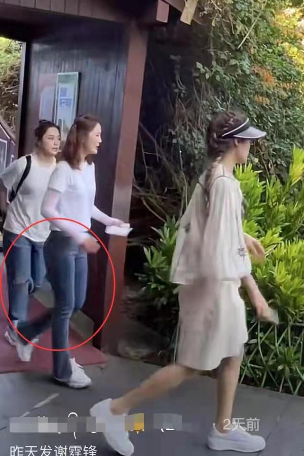 阿嬌阿Sa同框錄節目，身材路拍差別太大，網友：像明星與路人區別