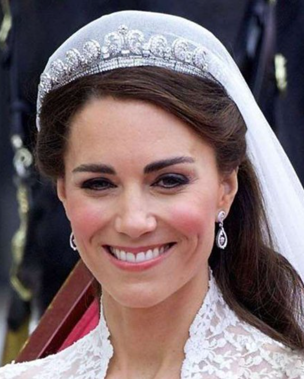 戴安娜結婚戴孃家王冠，婚後戴珍珠淚王冠，卡米拉二婚戴鐵藝髮箍