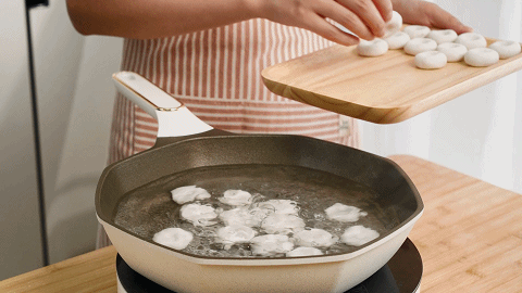 這做法還是頭回見!一捏就好,軟糯頂飽,5塊錢做一大盤 這做法還是頭回見!一捏就好,軟糯頂飽,5塊錢做一大盤