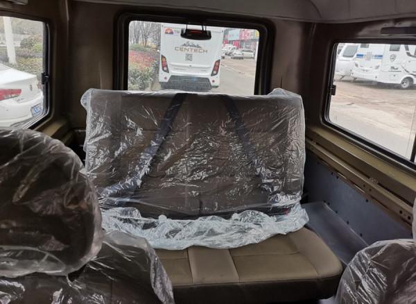 北京212三門版實車曝光，2+2座椅佈局，側開式後尾門