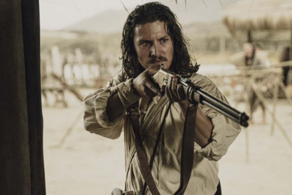 31歲兒子T臺首秀,周華健60歲妻子罕現身支援,滿頭白髮但氣質好 31歲兒子T臺首秀,周華健60歲妻子罕現身支援,滿頭白髮但氣質好