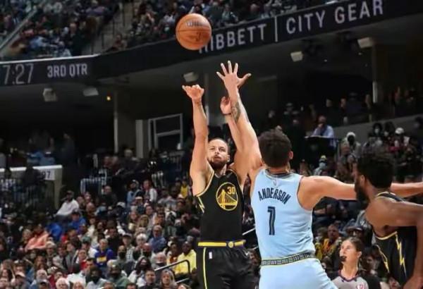 勇士能打球的人太多，也是一種煩惱，科爾若及時變陣，勇士或贏球