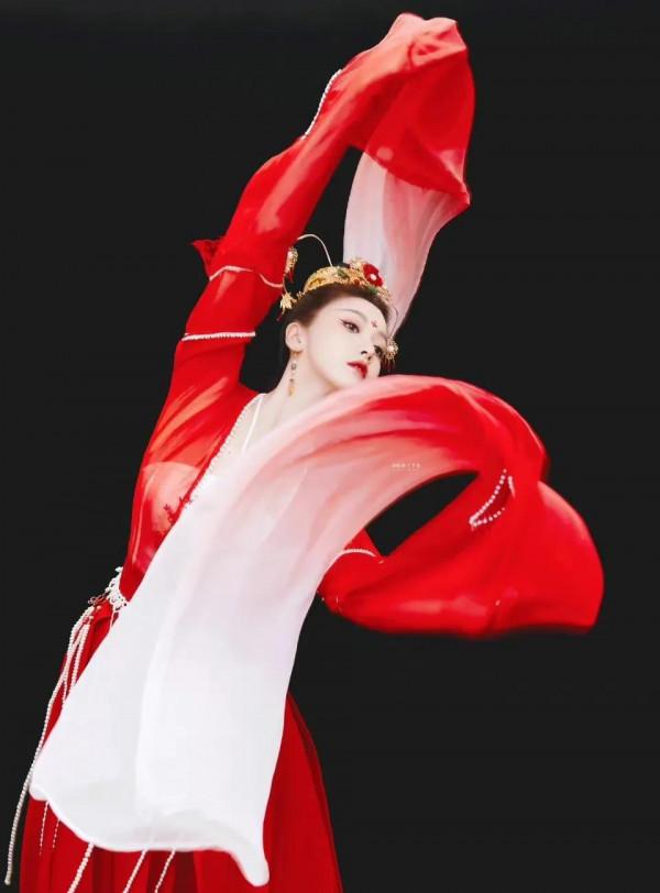 姜貞羽粉紅色長裙明豔動人，長髮披肩，舉手投足盡顯甜美氣息