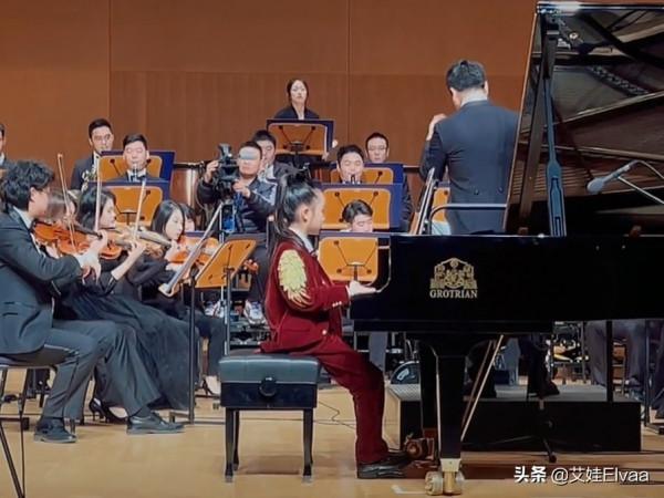 9歲甜馨真出息！穿西裝扎高馬尾邁八字步參加演出，真給爸媽長臉