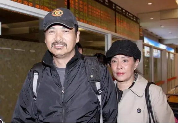 終於明白，陳薈蓮不漂亮，也沒有孩子，周潤發為何獨寵她38年了