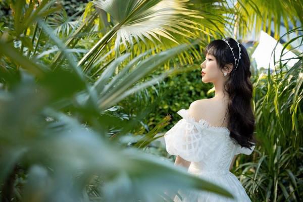 楊紫穿白色露肩長裙秀精緻鎖骨 清新靈動 楊紫穿白色露肩長裙秀精緻鎖骨 清新靈動